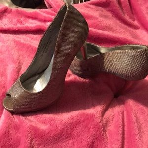 Sparking gold heels barely worn